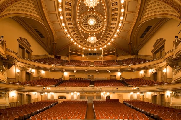 Apple Redécore Un Opéra De Brooklyn Pour L'Annonce De Ses Nouveaux MackBooks