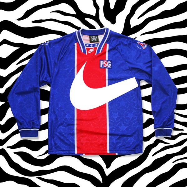 Photo Du Maillot Vintage Du PSG De Golden Cabane