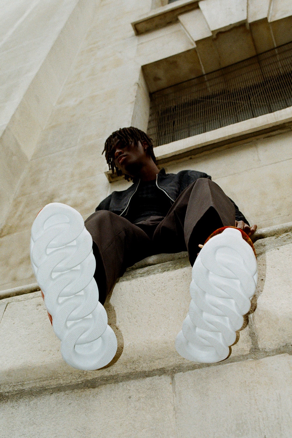 La Nouvelle Sneaker Chain Reaction De Versace Squatte Les Rues De Londres Dans Notre Dernier Éditorial