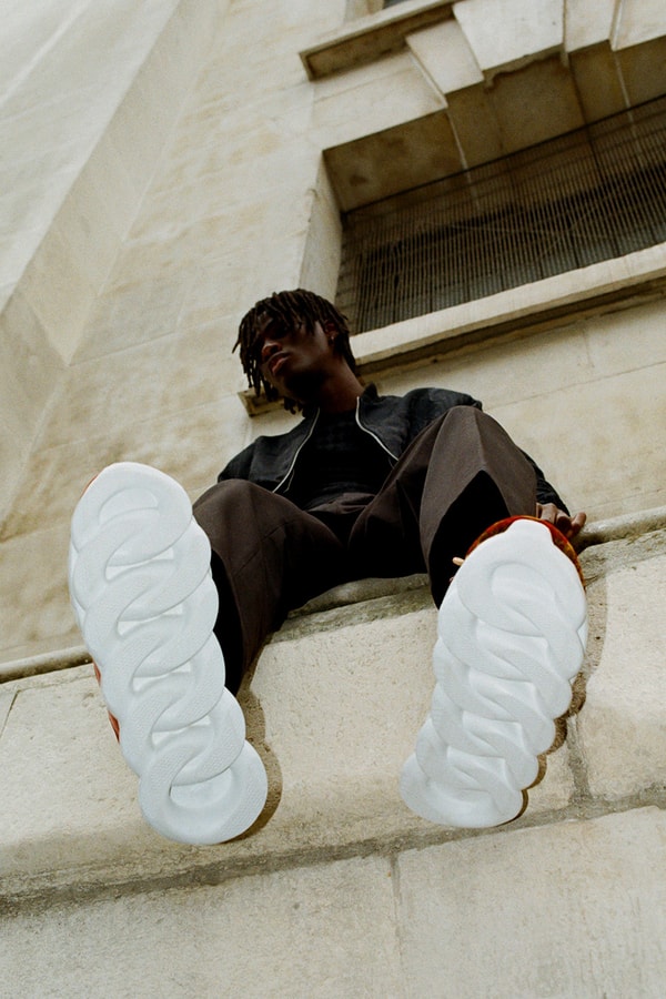 La Nouvelle Sneaker Chain Reaction De Versace Squatte Les Rues De Londres Dans Notre Dernier Éditorial