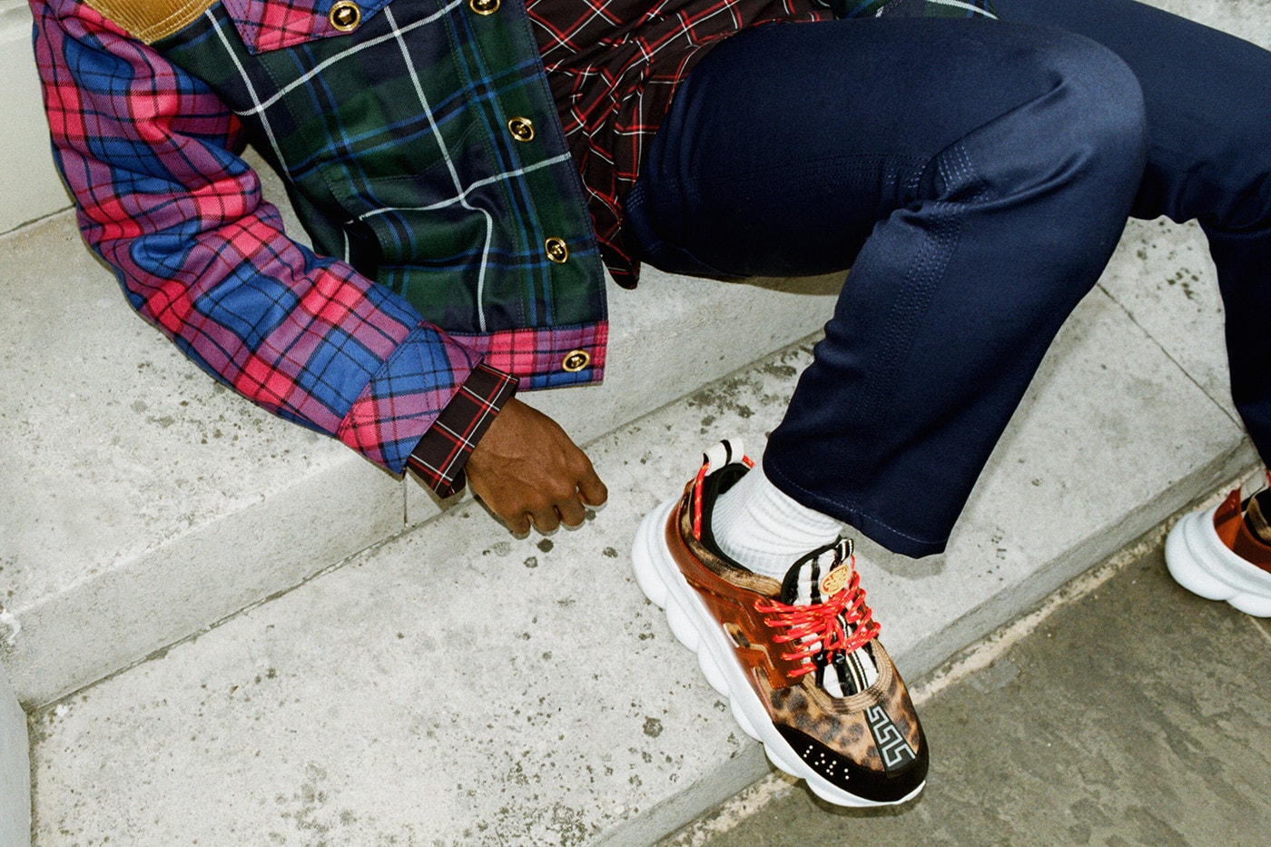 La Nouvelle Sneaker Chain Reaction De Versace Squatte Les Rues De Londres Dans Notre Dernier Éditorial