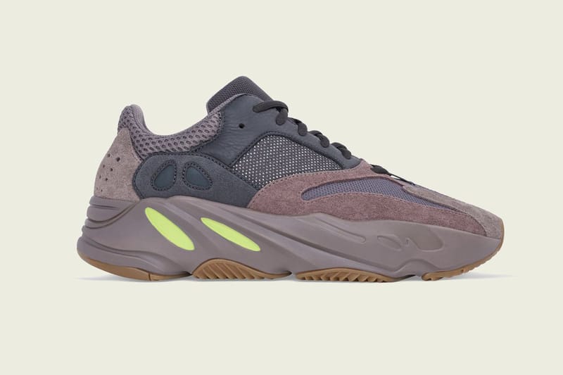 La YEEZY BOOST 700 "Mauve" Se Dévoile Avec Des Images Officielles