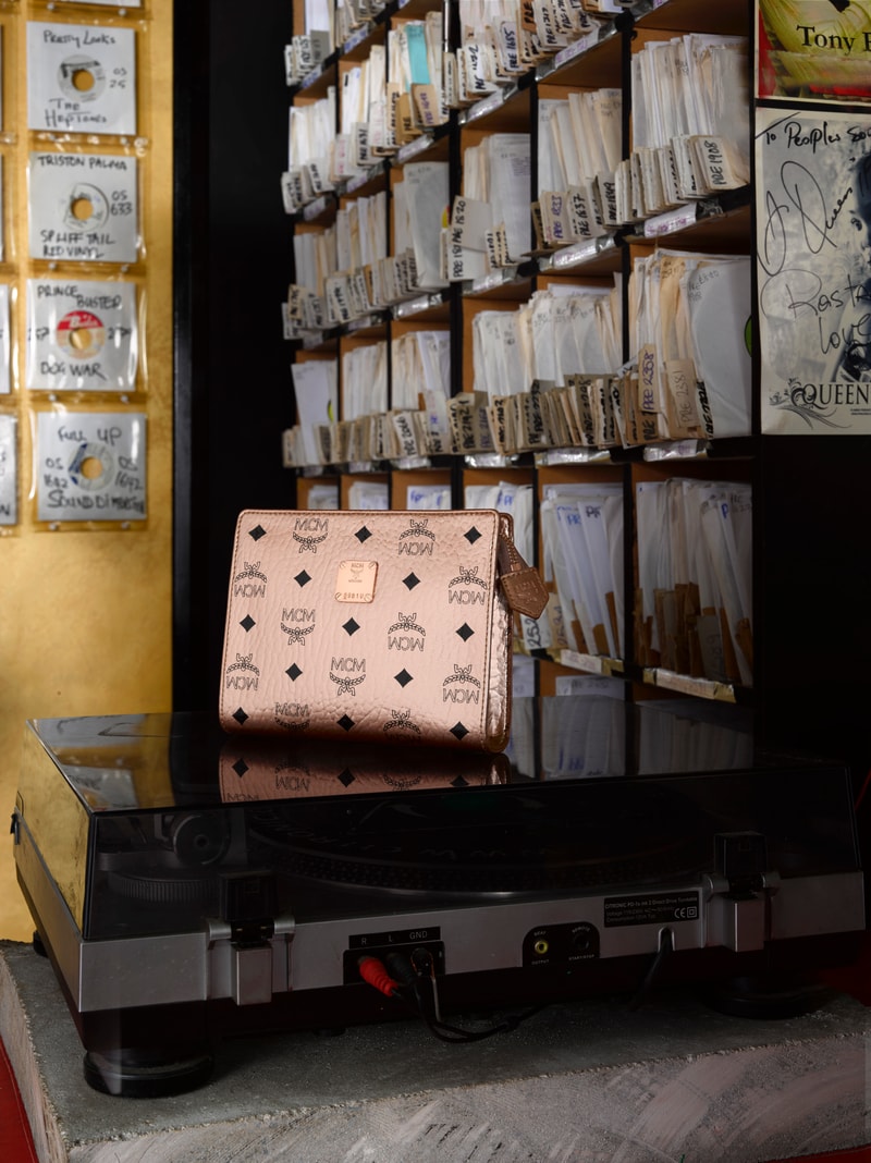 Avec Sa Nouvelle Collection La Célèbre Marque De Cuir MCM Rend Hommage À La Musique