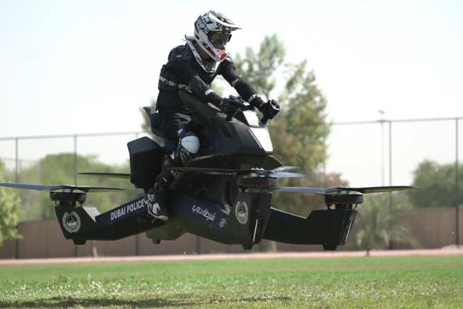 La Police De Dubaï S'Entraîne Sur Des Motos Volantes (Vidéo)