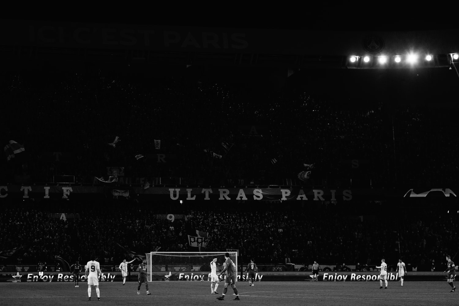Revivez Le Choc PSG-Liverpool À Travers Cette Série Photographique En Noir Et Blanc