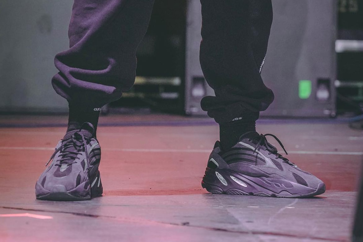 Photo YEEZY BOOST 700 V2 "Triple Black"