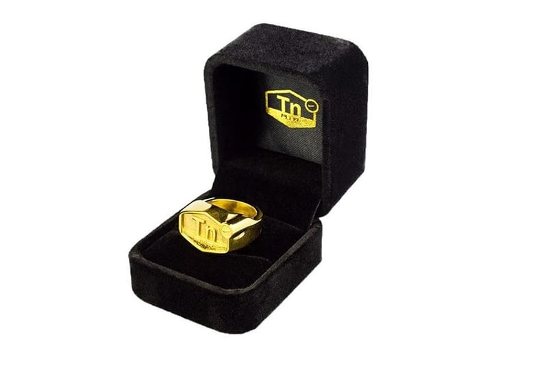 Ce Designer Crée Des Bijoux Avec Le Logo Nike