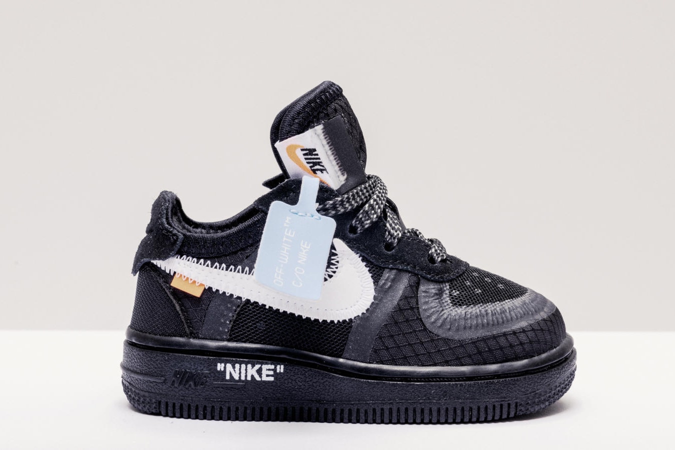 Photo Des Off-White™ x Nike Air Force 1 "Black" et "Volt"