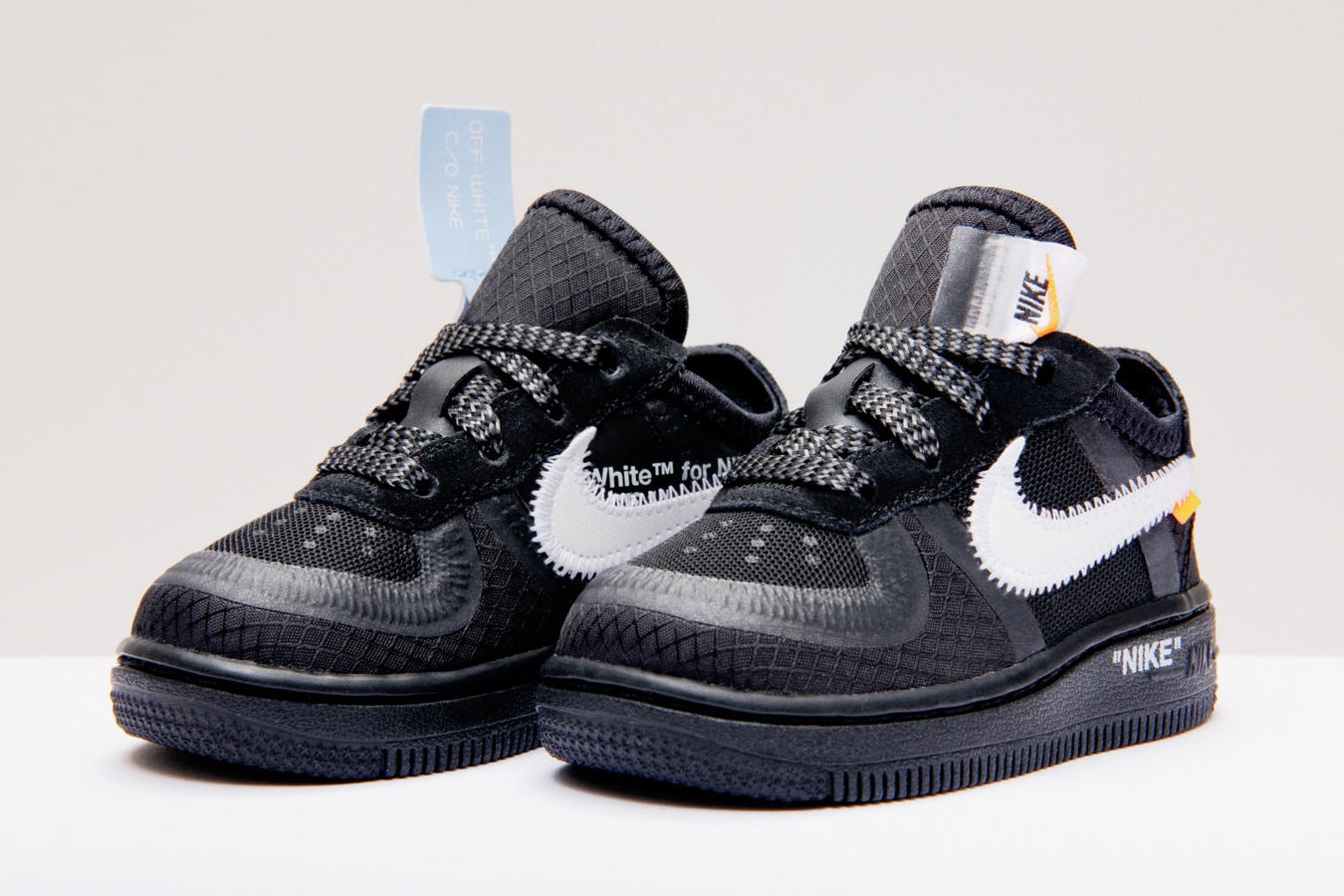 Photo Des Off-White™ x Nike Air Force 1 "Black" et "Volt"