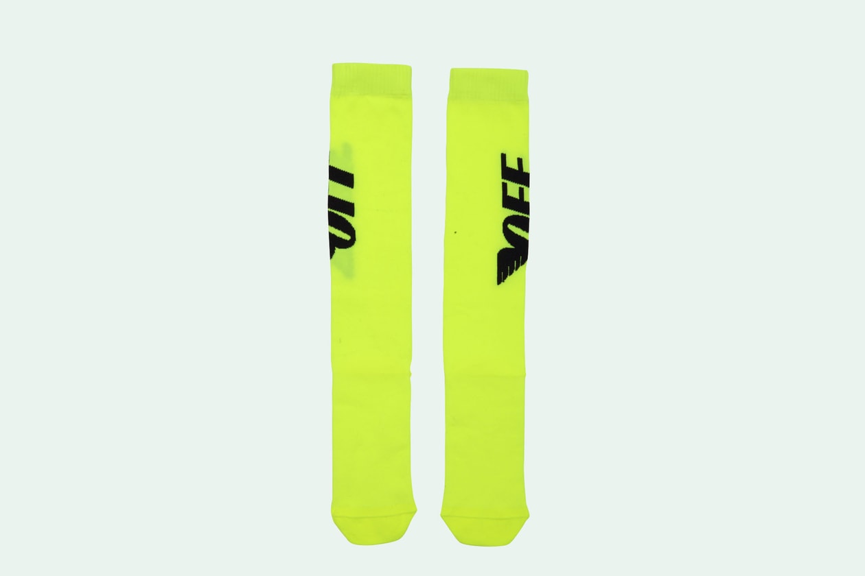 Off-White T-Shirt Sneakers Ceinture Chaussettes Selection