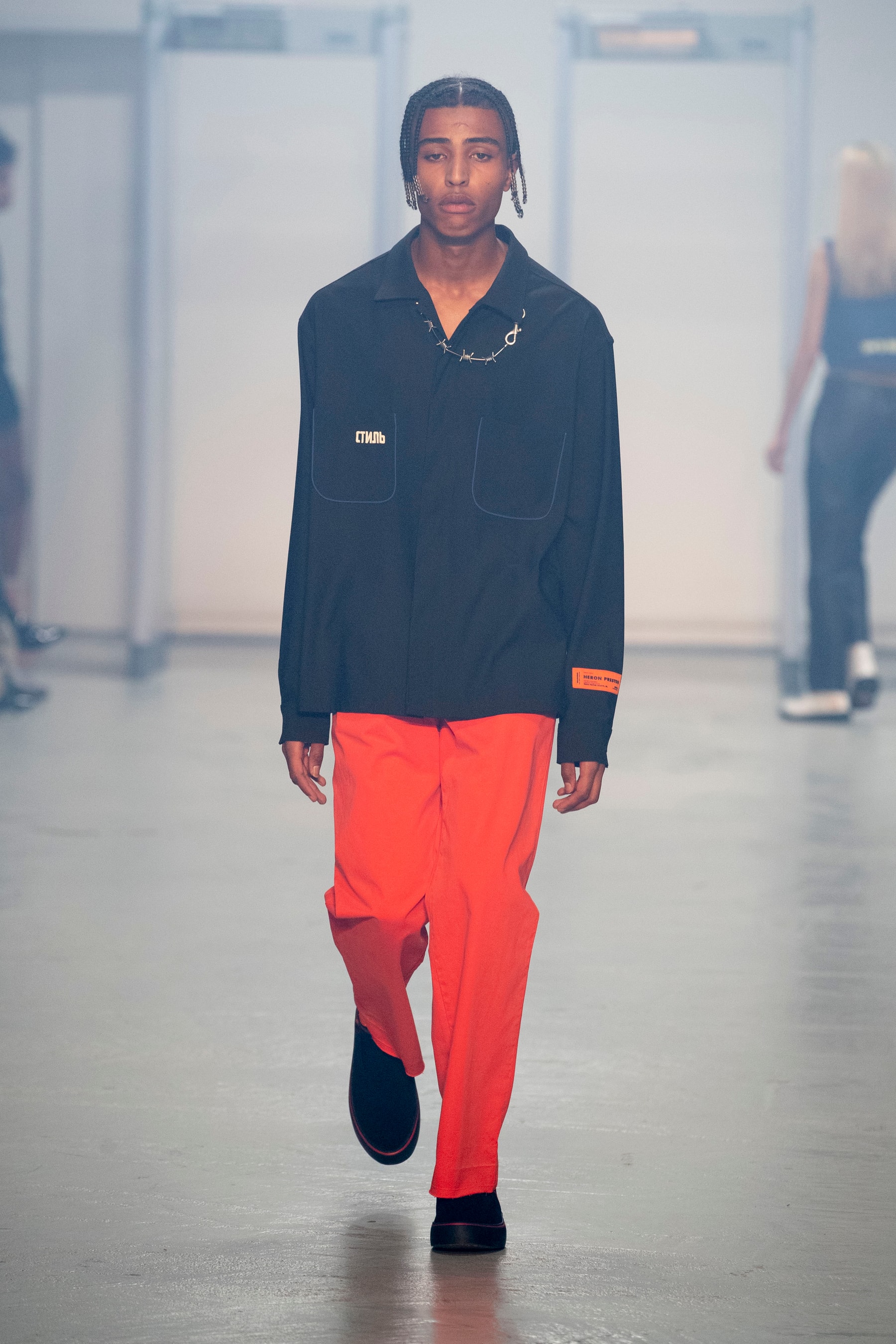 Heron Preston Ouvre La Fashion Week De Paris Sous Les Yeux De Virgil Abloh