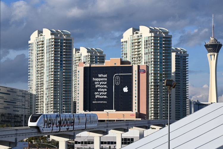 Apple Envoie Un Subtil Pic À Google Avec Un Panneau Publicitaire Géant