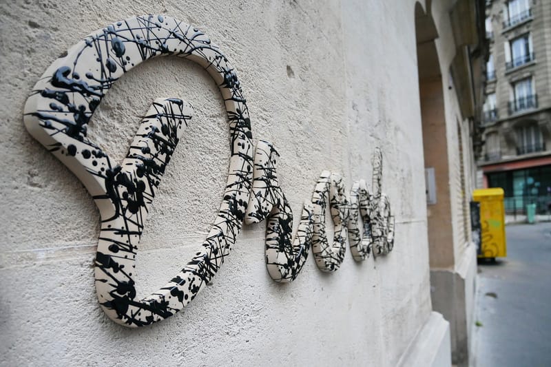 Cet Artiste Installe Des Céramiques À La Place De Graffitis Pour Questionner Le Rapport Au Vandalisme