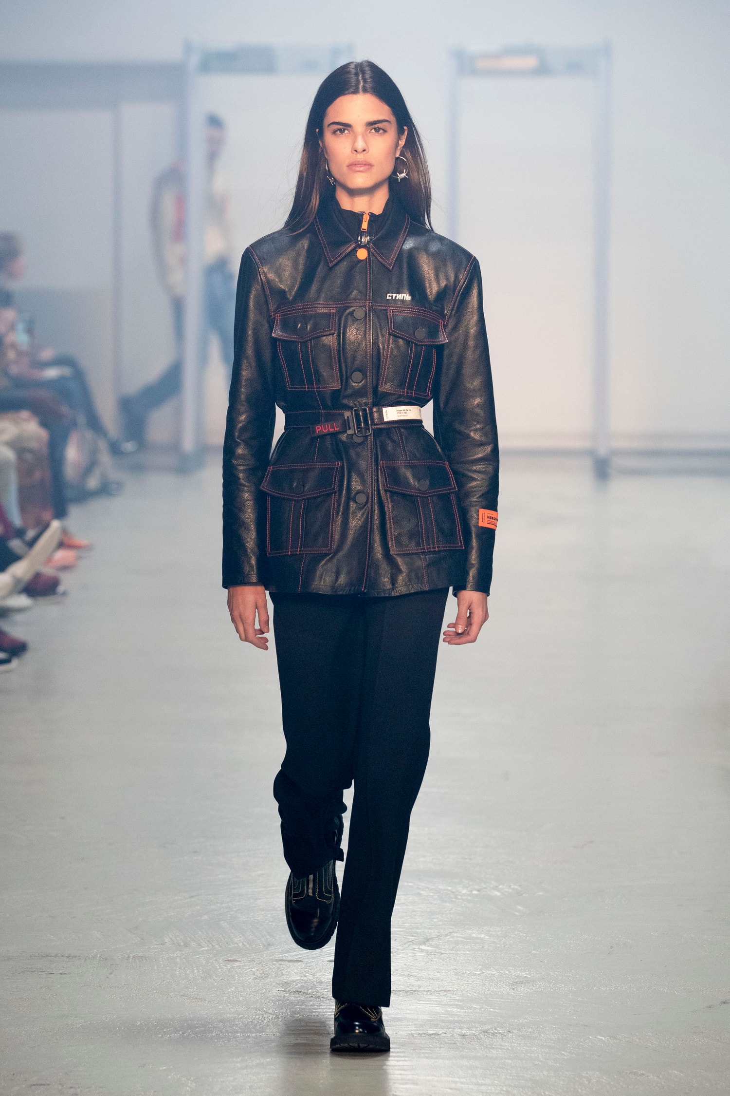 Heron Preston Ouvre La Fashion Week De Paris Sous Les Yeux De Virgil Abloh
