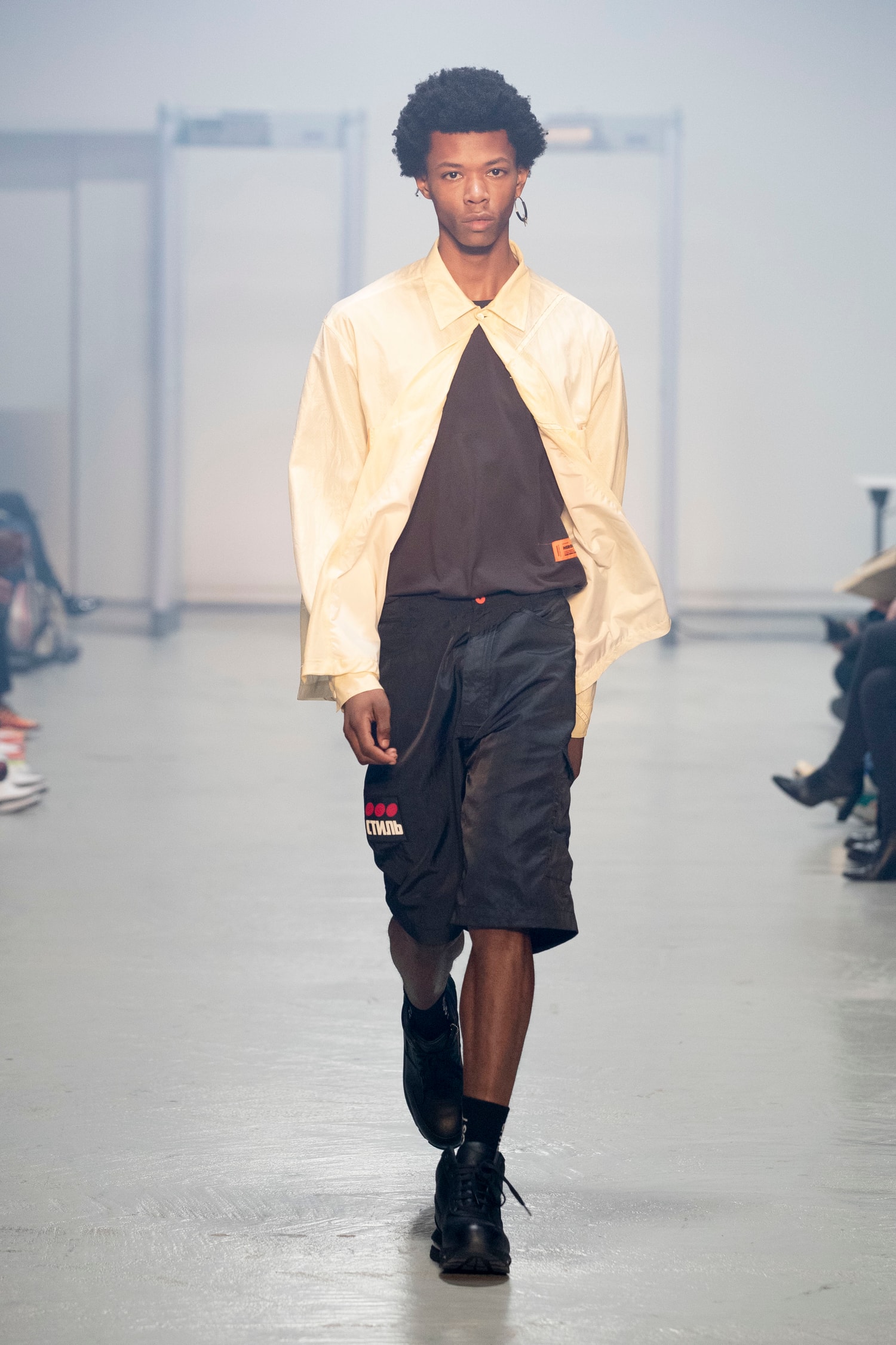 Heron Preston Ouvre La Fashion Week De Paris Sous Les Yeux De Virgil Abloh