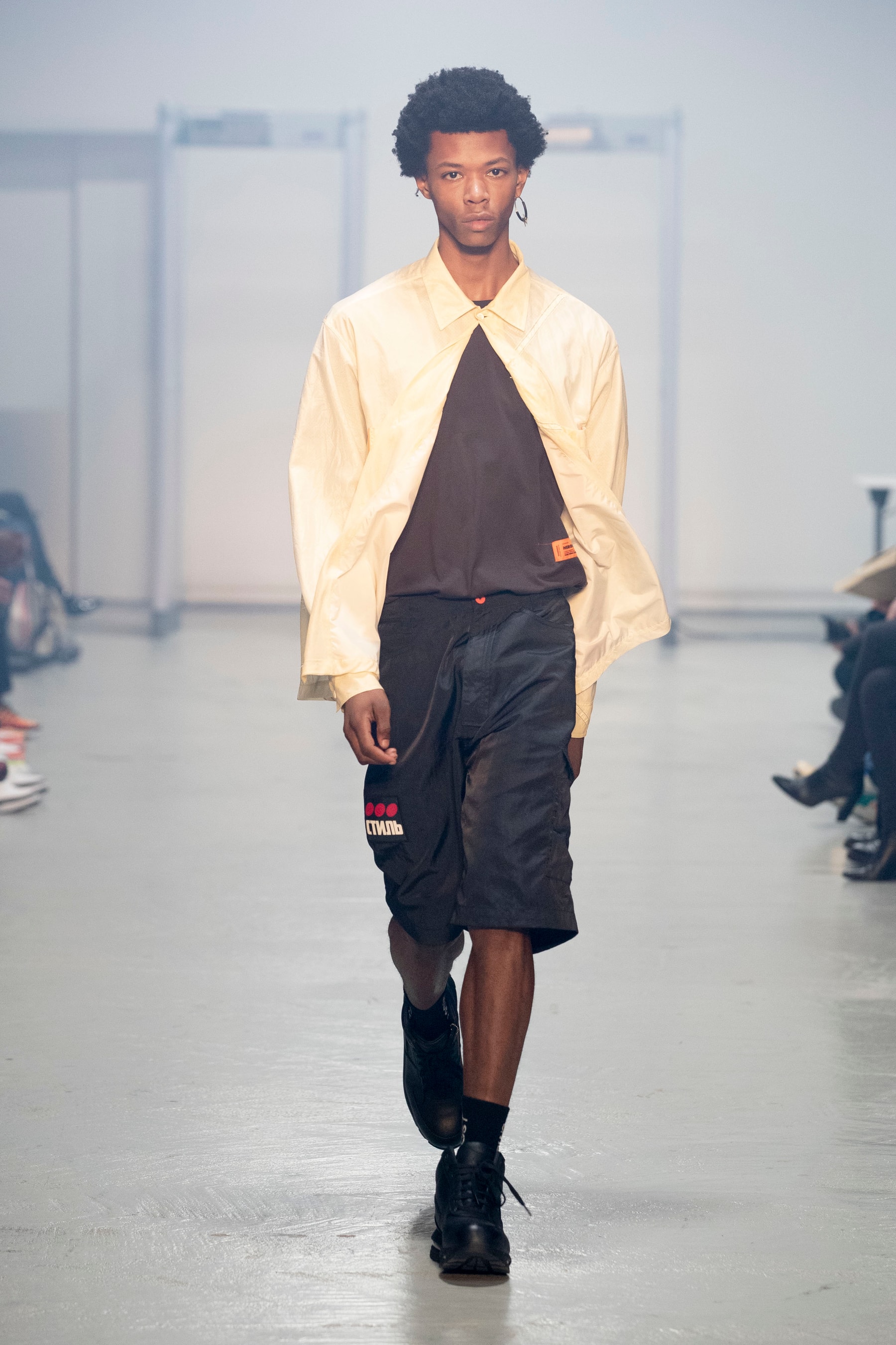 Heron Preston Ouvre La Fashion Week De Paris Sous Les Yeux De Virgil Abloh