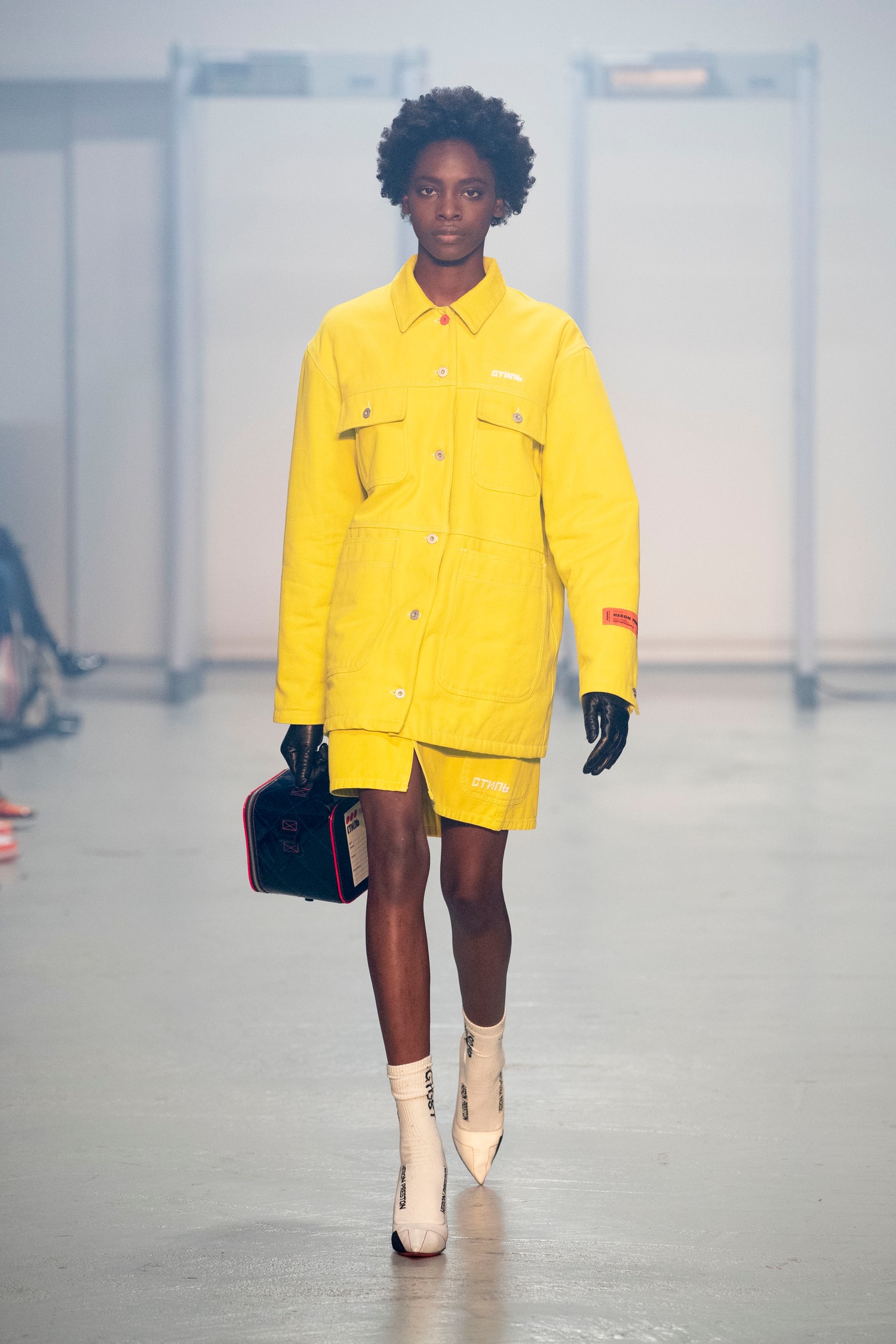 Heron Preston Ouvre La Fashion Week De Paris Sous Les Yeux De Virgil Abloh