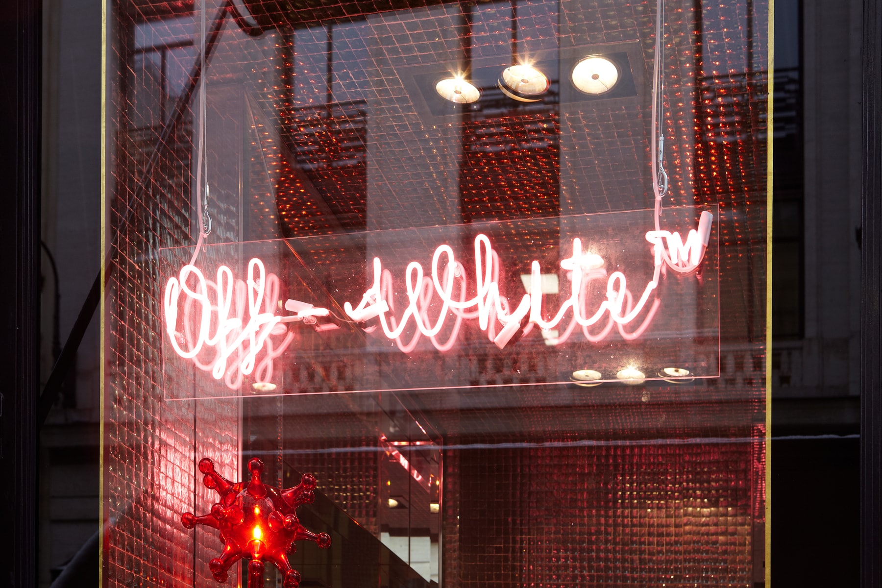 Off-white : Acheter Des Produits En Avant-Première Mondiale A Paris 