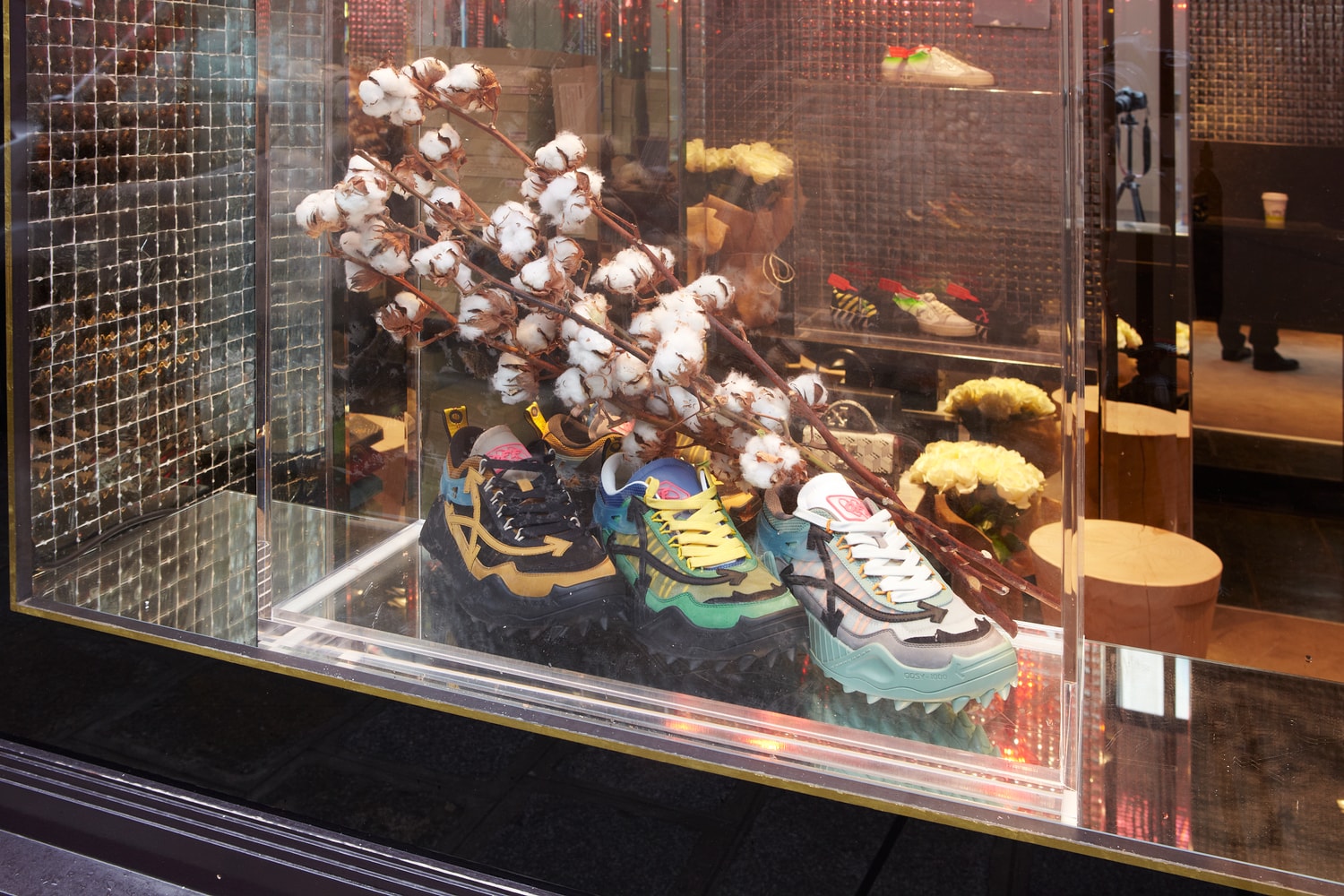 Off-white : Acheter Des Produits En Avant-Première Mondiale A Paris 