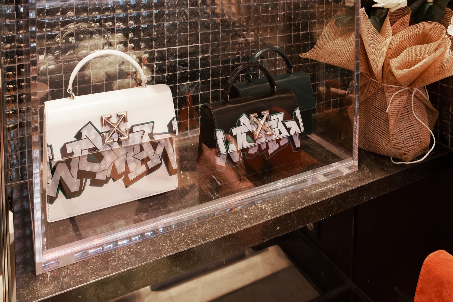 Off-white : Acheter Des Produits En Avant-Première Mondiale A Paris 