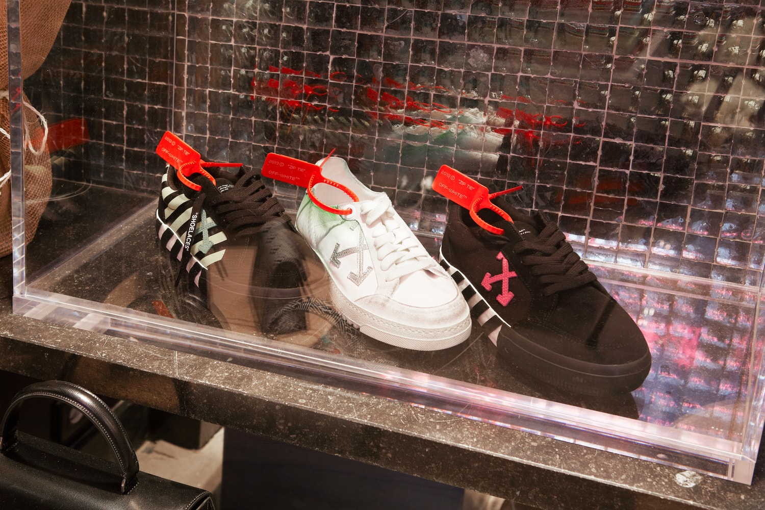 Off-white : Acheter Des Produits En Avant-Première Mondiale A Paris 