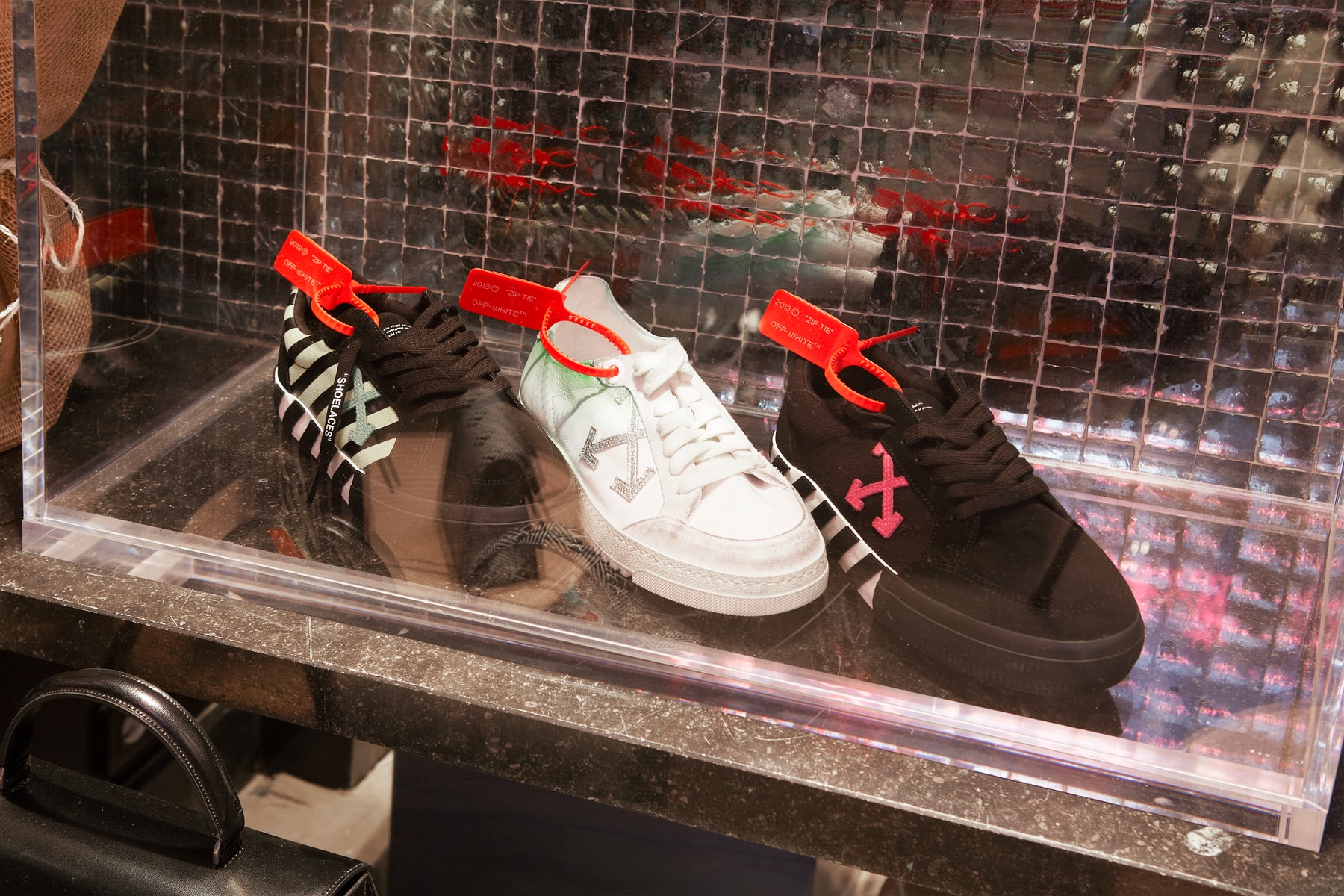 Off-white : Acheter Des Produits En Avant-Première Mondiale A Paris 