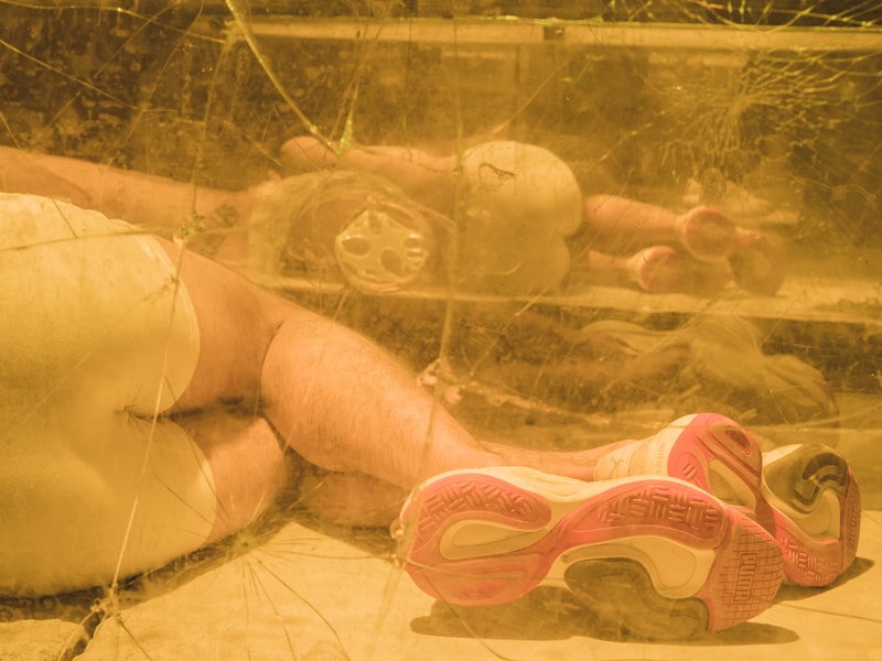Mannequins Enfermés Dans Des Cages De Verre, Han Kjøbenhavn Et PUMA Questionnent Le Futur Dans Leur Installation