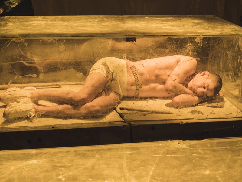 Mannequins Enfermés Dans Des Cages De Verre, Han Kjøbenhavn Et PUMA Questionnent Le Futur Dans Leur Installation