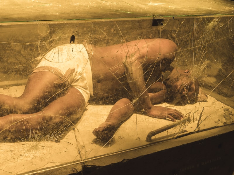 Mannequins Enfermés Dans Des Cages De Verre, Han Kjøbenhavn Et PUMA Questionnent Le Futur Dans Leur Installation
