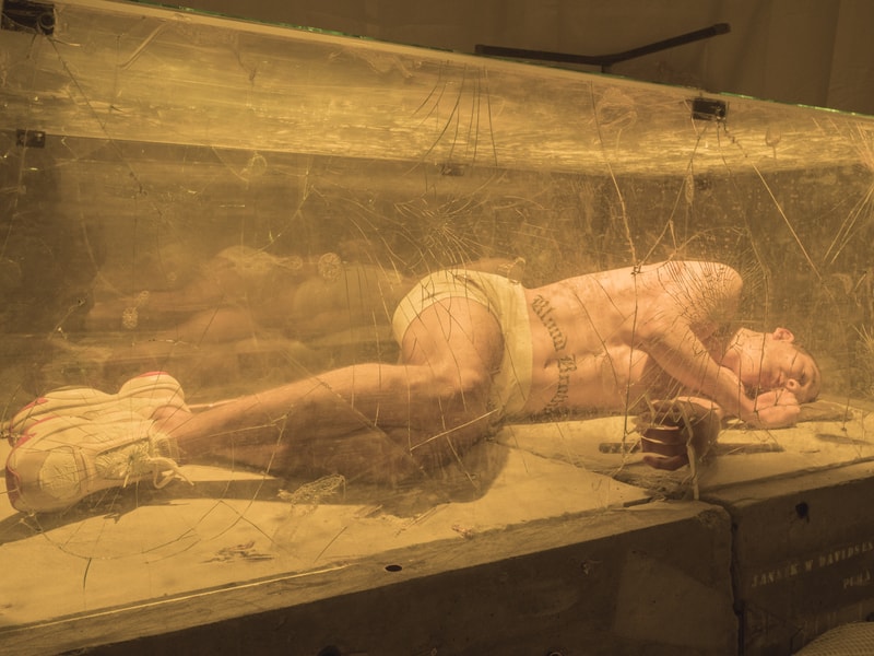 Mannequins Enfermés Dans Des Cages De Verre, Han Kjøbenhavn Et PUMA Questionnent Le Futur Dans Leur Installation