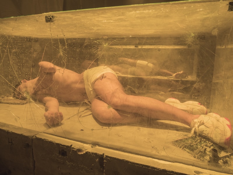 Mannequins Enfermés Dans Des Cages De Verre, Han Kjøbenhavn Et PUMA Questionnent Le Futur Dans Leur Installation