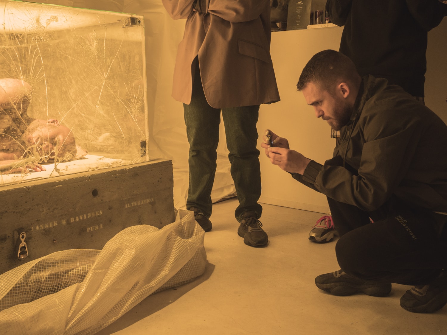 Mannequins Enfermés Dans Des Cages De Verre, Han Kjøbenhavn Et PUMA Questionnent Le Futur Dans Leur Installation
