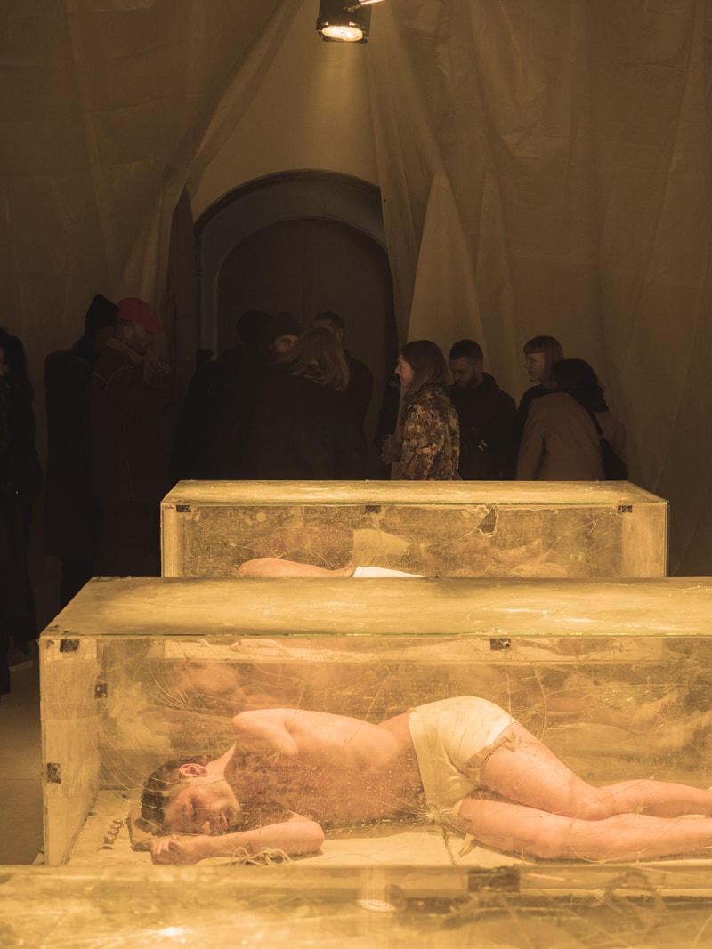 Mannequins Enfermés Dans Des Cages De Verre, Han Kjøbenhavn Et PUMA Questionnent Le Futur Dans Leur Installation