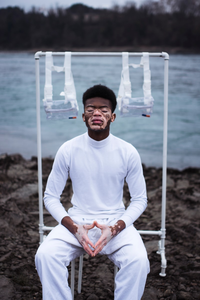 La Griffe Française OGMOB Dévoile Son Nouveau Chestbag Dans Un Editorial