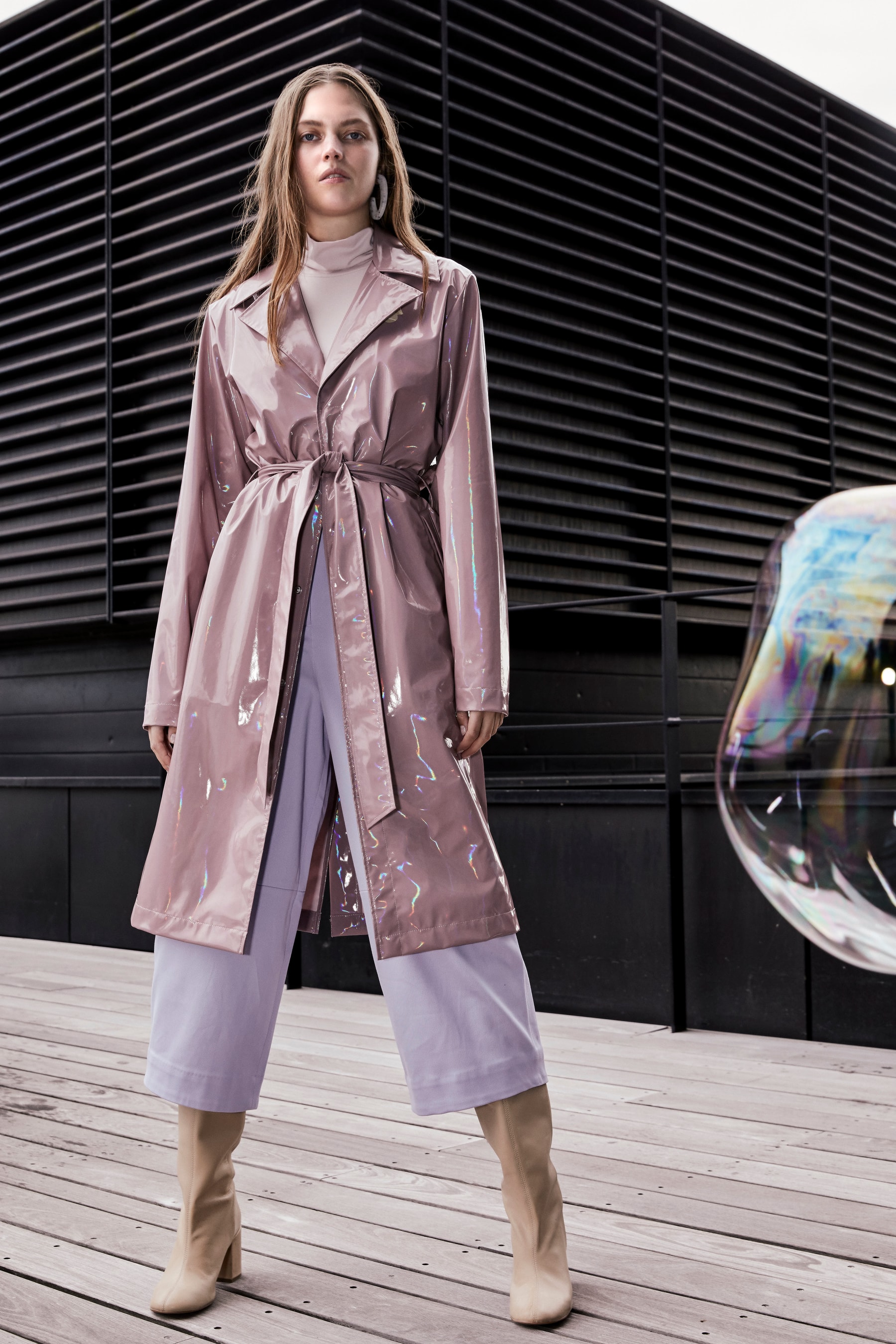 RAINS Dévoile Une Collection Capsule Aux Accents Irisés