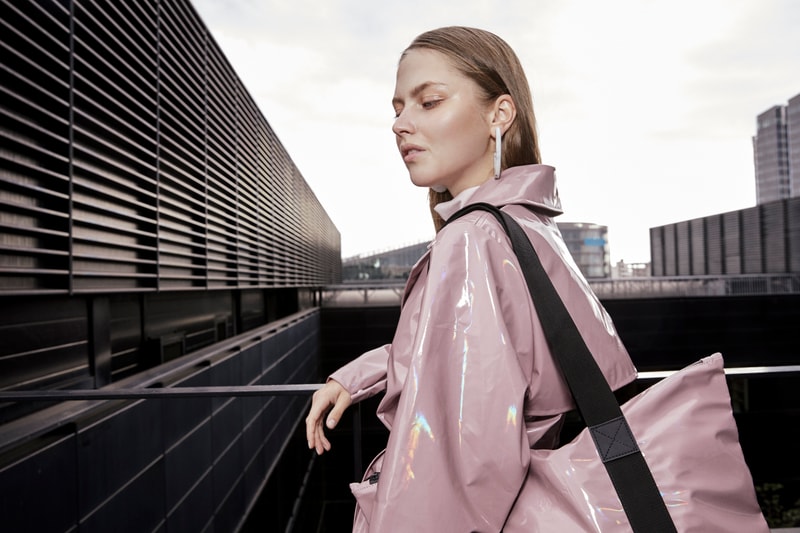 RAINS Dévoile Une Collection Capsule Aux Accents Irisés
