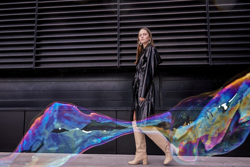 RAINS Dévoile Une Collection Capsule Aux Accents Irisés