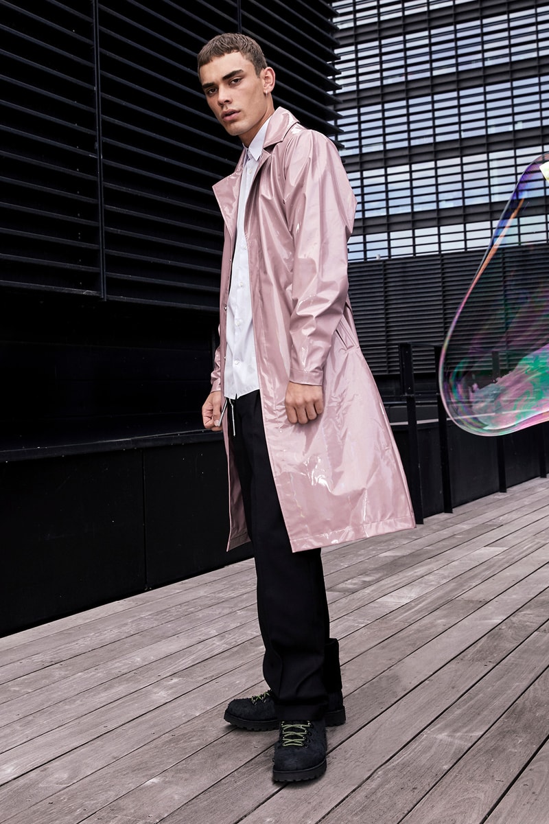 RAINS Dévoile Une Collection Capsule Aux Accents Irisés