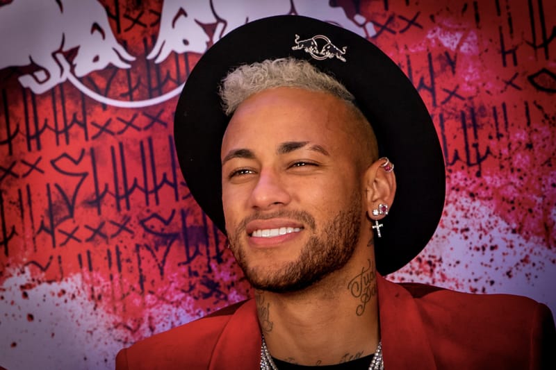 Pour Son Anniversaire Neymar Reçoit Une Paire De Nike Air Force 1 Personnalisée
