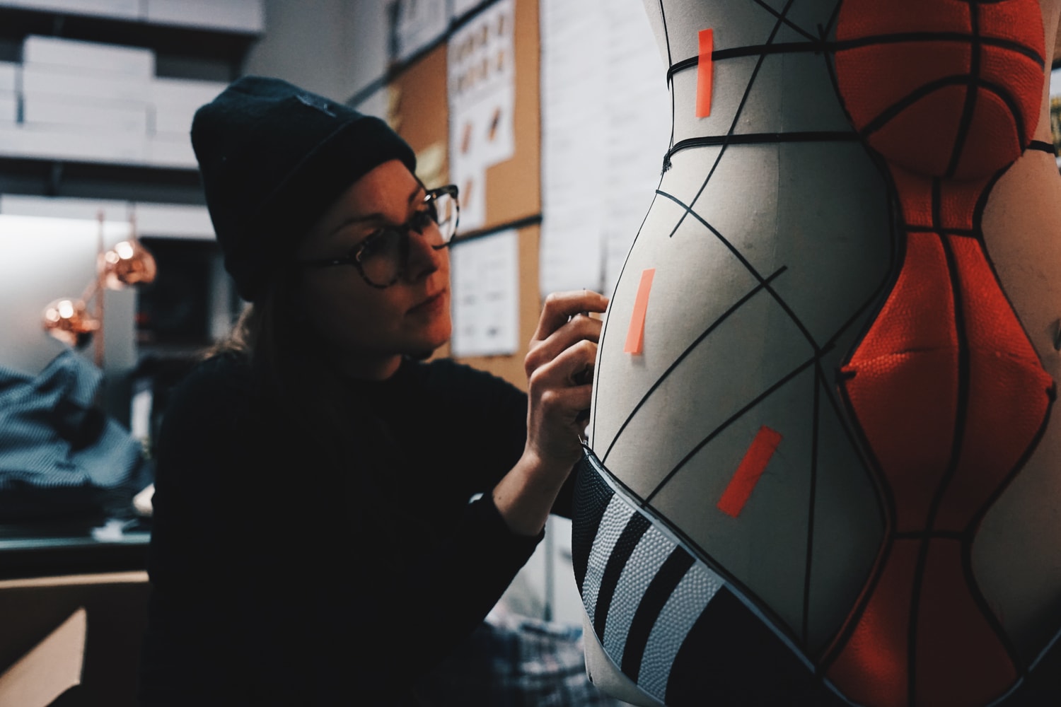 Photos De L'Œuvre De Freaky Debbie Pour Trajectoire Studios