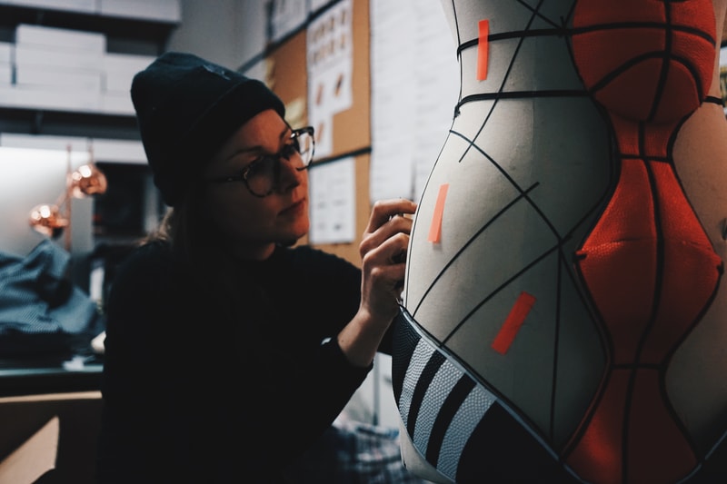 Photos De L'Œuvre De Freaky Debbie Pour Trajectoire Studios