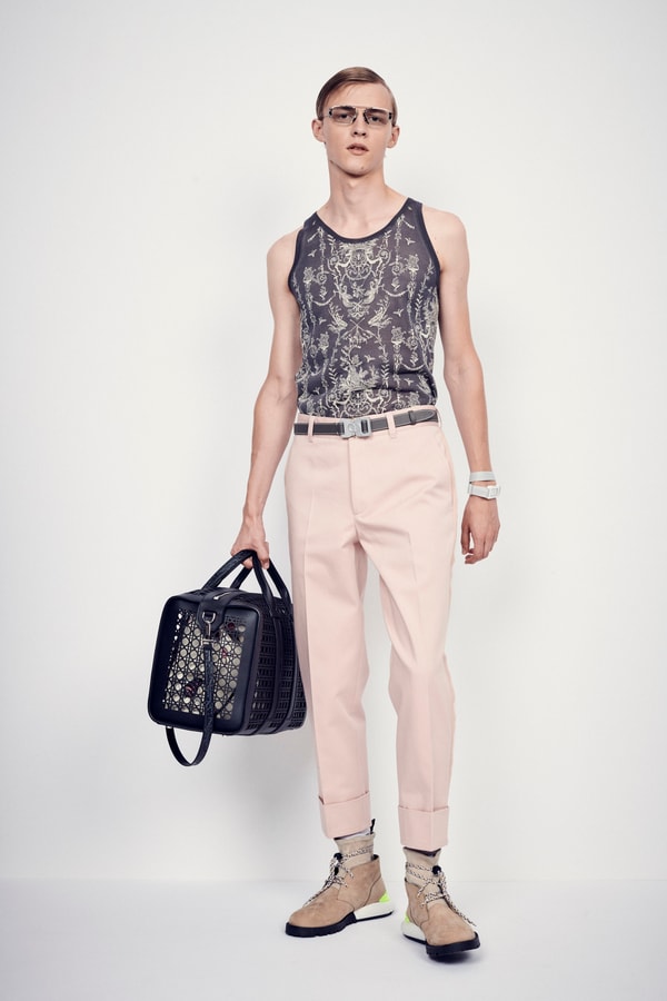 Dior Présente Ses Sacs Pour Hommes En Cannage Perforé Largement Remarqués À La Fashion Week De Paris