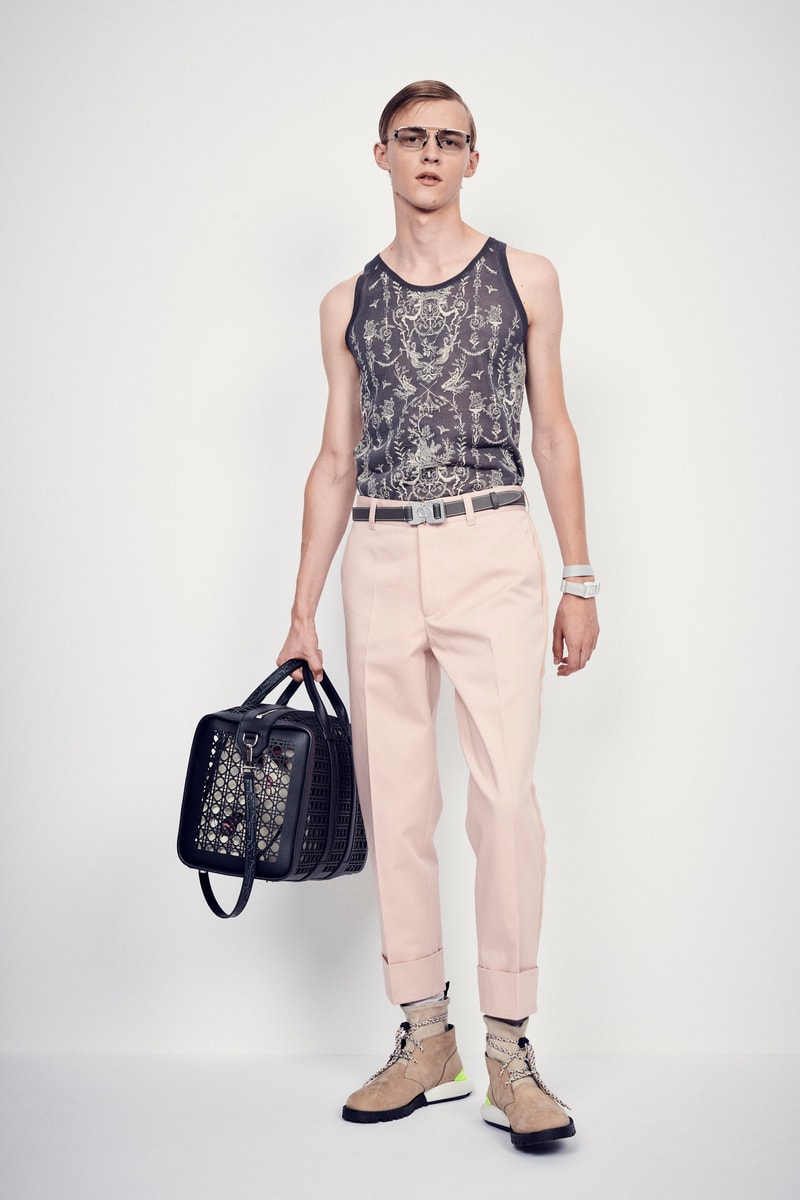 Dior Présente Ses Sacs Pour Hommes En Cannage Perforé Largement Remarqués À La Fashion Week De Paris