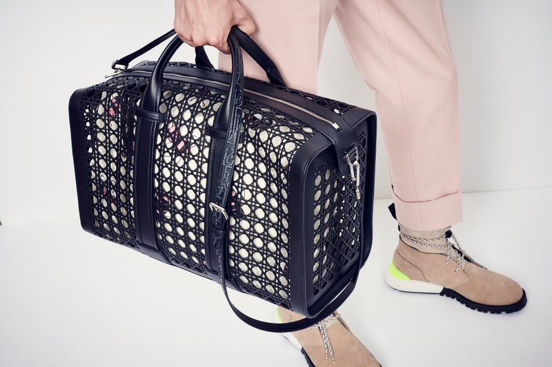 Dior Présente Ses Sacs Pour Hommes En Cannage Perforé Largement Remarqués À La Fashion Week De Paris