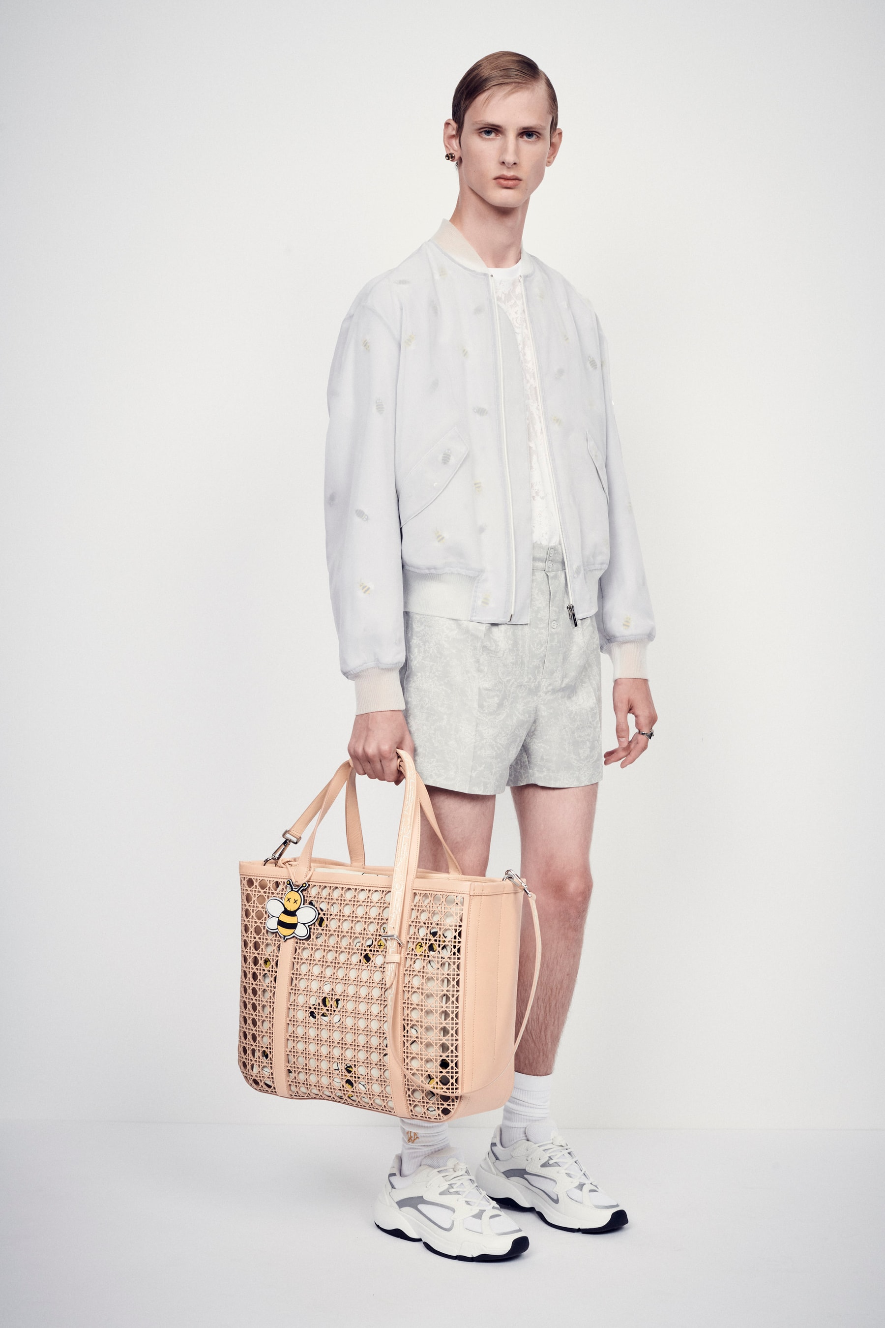 Dior Présente Ses Sacs Pour Hommes En Cannage Perforé Largement Remarqués À La Fashion Week De Paris