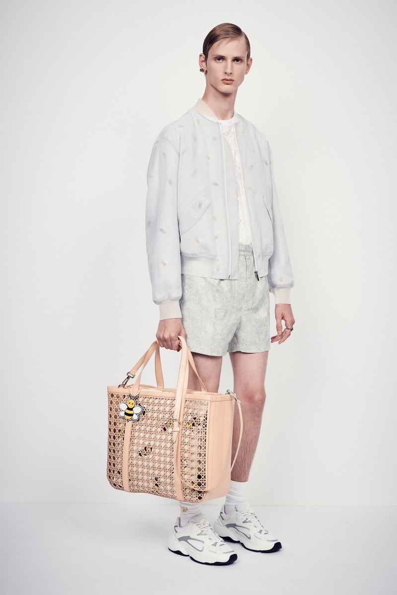 Dior Présente Ses Sacs Pour Hommes En Cannage Perforé Largement Remarqués À La Fashion Week De Paris