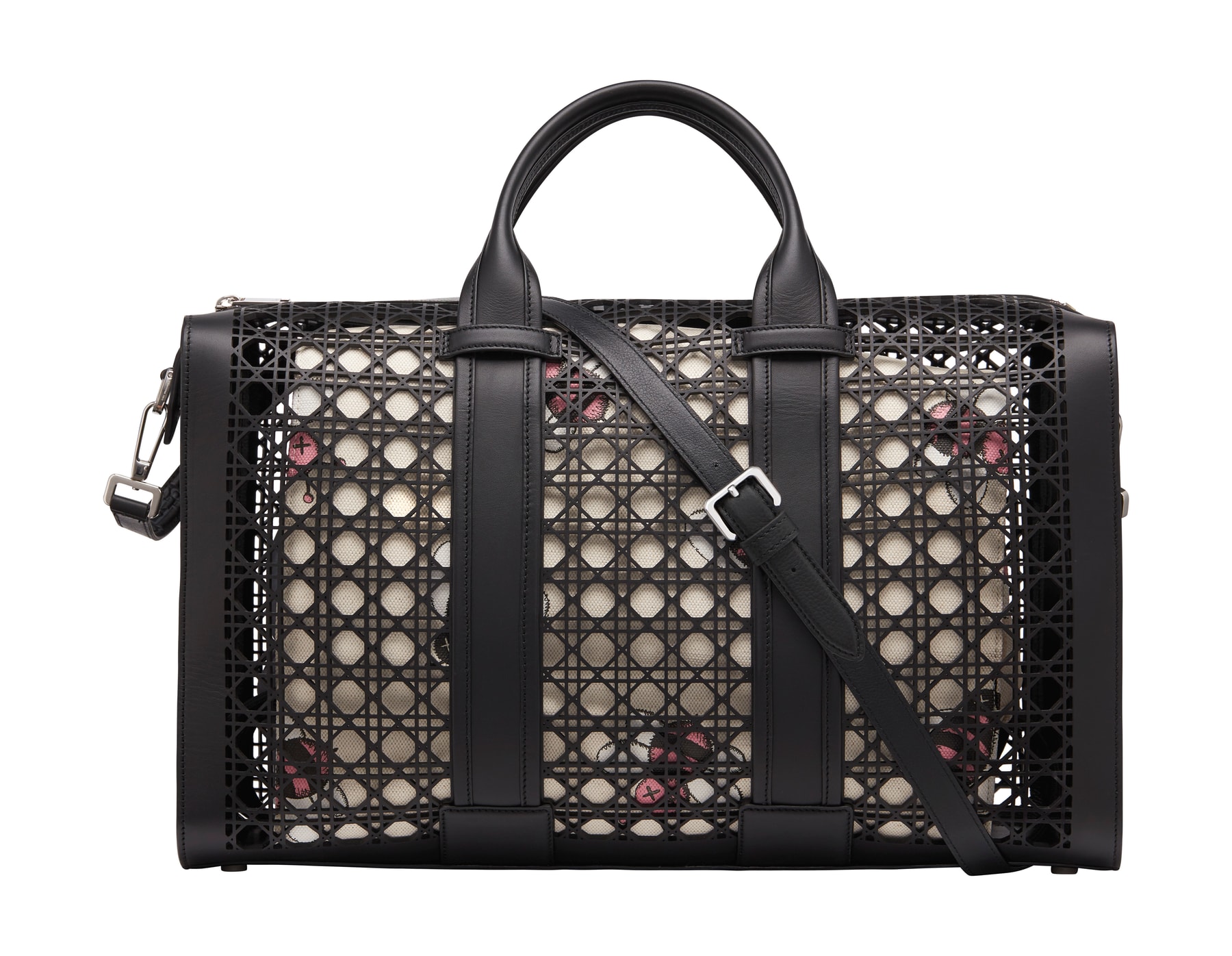 Dior Présente Ses Sacs Pour Hommes En Cannage Perforé Largement Remarqués À La Fashion Week De Paris