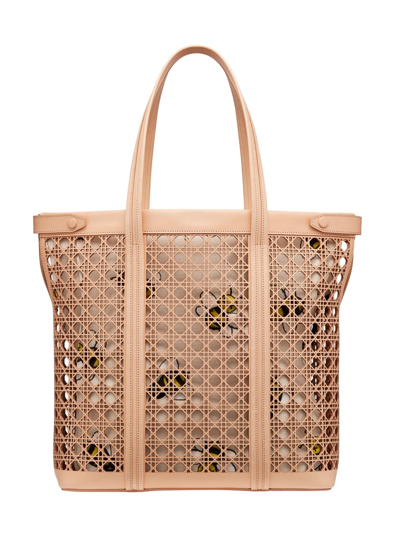 Dior Présente Ses Sacs Pour Hommes En Cannage Perforé Largement Remarqués À La Fashion Week De Paris