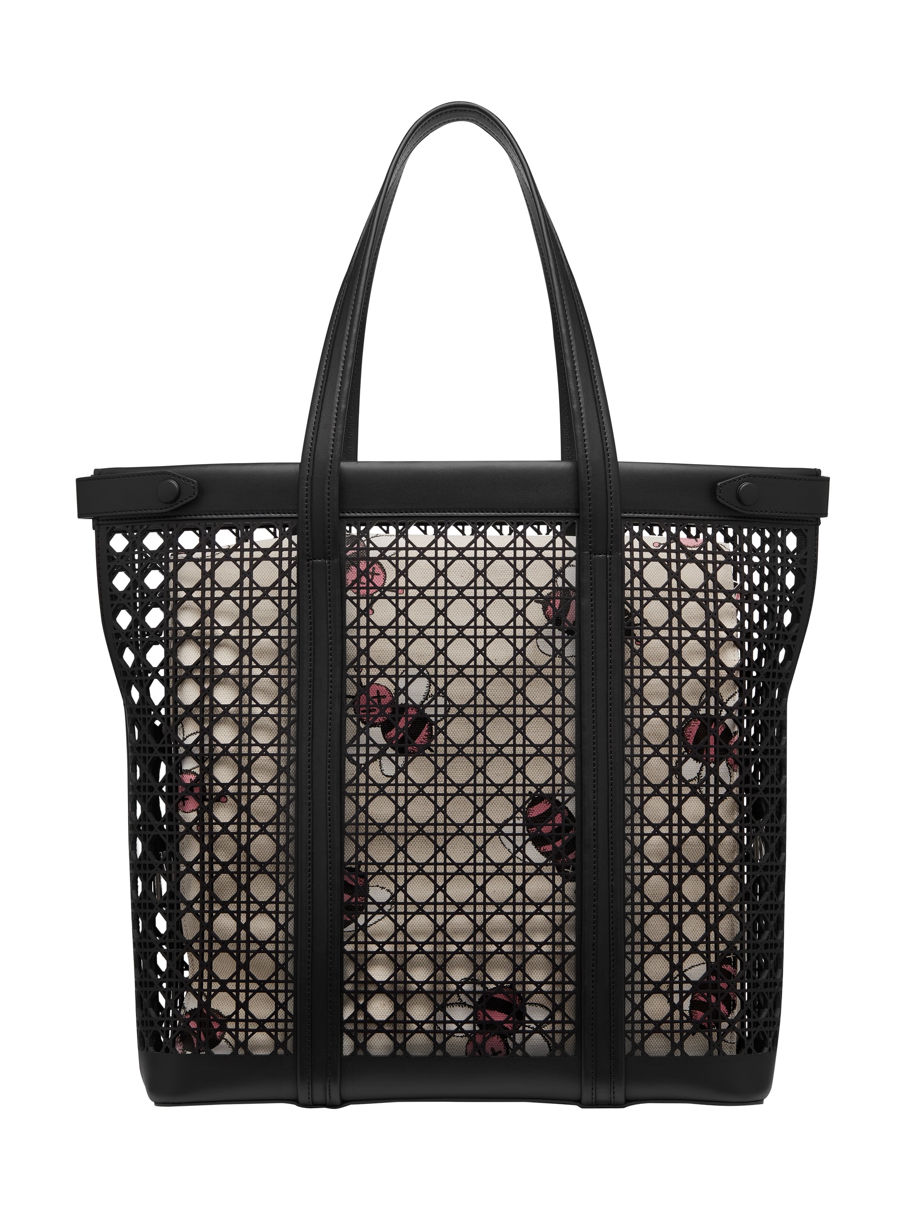 Dior Présente Ses Sacs Pour Hommes En Cannage Perforé Largement Remarqués À La Fashion Week De Paris