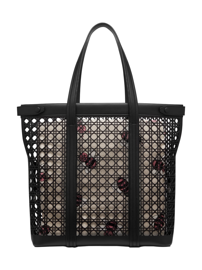 Dior Présente Ses Sacs Pour Hommes En Cannage Perforé Largement Remarqués À La Fashion Week De Paris